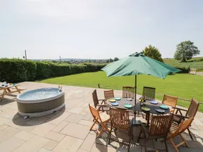 Charmant cottage adapté aux familles avec jardin et jacuzzi - Image 2