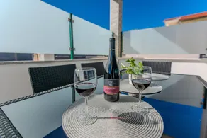 Charming holiday apartment with terrace - Image 3