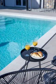 Villa with pool - Image 2