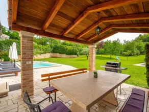Villa with barbecue, garden & pool - Image 4