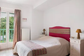 Bed and Breakfast 'Les Malvaux - Chambre Fuchsia' with Shared Pool, Shared Terrace and Wi-Fi - Image 5