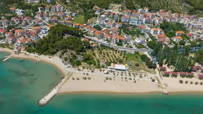 Villa with barbecue, garden & fast internet | City view - Image 5