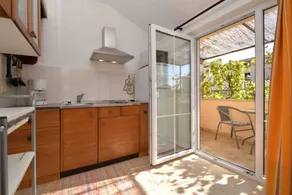 Flat with terrace & garden - Image 4