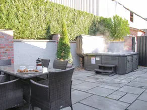 Cottage with jacuzzi & garden - Image 3