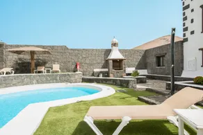 Flat with garden, BBQ & pool - Image 4