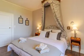Guest Room "La Romantique" with Shared Terrace, Garden, and Wi-Fi - Image 3