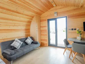Cottage with hot tub & garden - Image 3