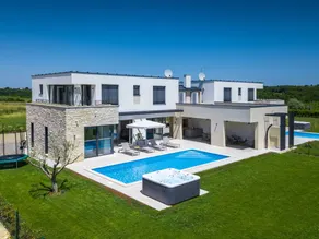 House with BBQ, jacuzzi & private pool - Image 2