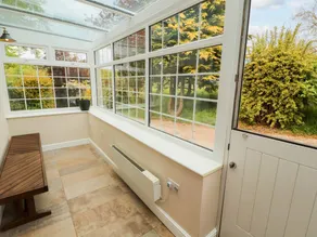 Cottage with garden & hot tub - Image 5