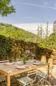 Casa vacacional apropiada para familias con terraza y jardín - Image 4