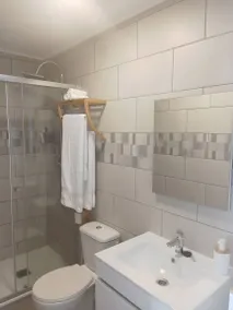 Chambre privée avec terrasse, jardin et internet haut débit | Vue montagne - Image 5