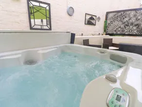 Cottage with hot tub & garden | Beach nearby - Image 3