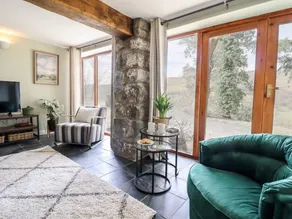 Family-friendly charming cottage with garden & hot tub - Image 3
