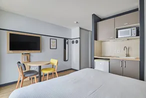 Children-friendly pleasant studio with pool | Next to Presqu'île | City view - Image 4