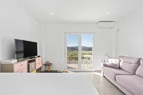 Apartment 'Unforgettable Rental in A Beautiful' with Balcony, Wi-Fi and Air Conditioning - Image 3
