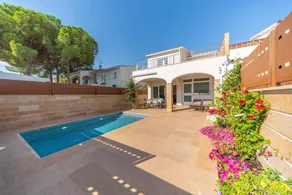 Villa with terrace, garden & private pool | Close to the beach | Pet-friendly - Image 2