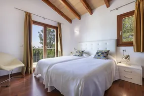 Villa with terrace, heated pool & garden - Image 5