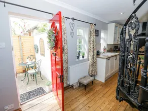 Cottage with garden & terrace - Image 3