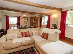 Cottage with hot tub & garden - Image 5