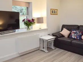 Cottage with BBQ & garden | River view - Image 2