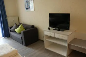 Holiday apartment with terrace, heated pool & sauna - Image 4
