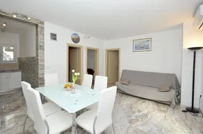 Holiday apartment with BBQ & terrace | Garden view - Image 2