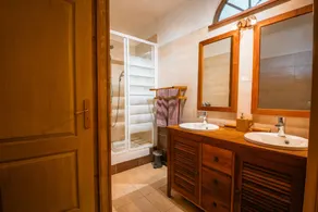 Bed and Breakfast 'Chambre Tulipes' with Shared Garden and Wi-Fi - Image 4