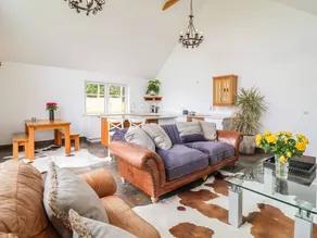 Family-friendly beautiful cottage with garden, BBQ & jacuzzi - Image 5