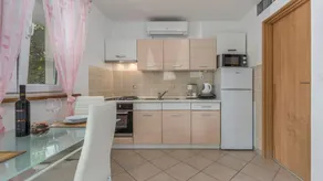 Holiday apartment with garden, terrace & BBQ - Image 4