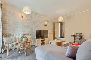 Holiday home with terrace, barbeque & pool - Image 4