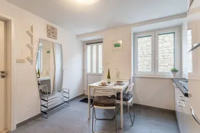 Apartment with garden - Image 5