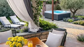 Villa with garden, BBQ & jacuzzi | Pet-friendly - Image 5