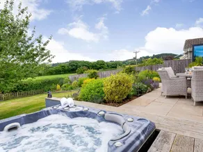 Cottage with hot tub & garden - Image 3