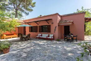 Villa 'Sole con Piscina e Sauna' with Shared Pool, Wi-Fi, and Air Conditioning - Image 4