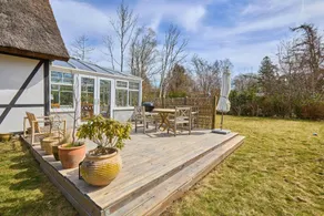 Thatched cottage with conservatory near beach - Image 3