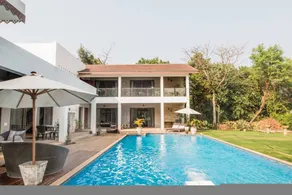Apartment with garden & pool - Image 4