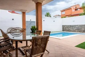 Villa avec piscine privée, jardin et terrasse | Vue jardin - Image 3