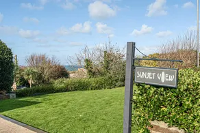 Family-friendly cottage with BBQ, garden & hot tub | Beach view | Next to the beach | Pets allowed - Image 5