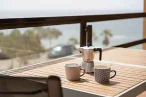 Appartement de vacances avec terrasse, piscine privée et internet haut débit | Vue mer | Proche de la plage | Adapté au travail à distance - Image 2