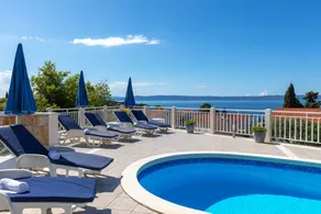 Villa with garden, pool & terrace - Image 3