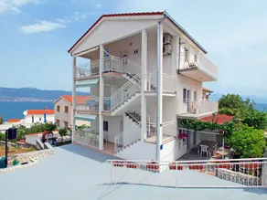 Apartment with terrace, garden & barbecue - Image 2