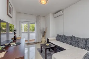 Apartment with terrace - Image 2