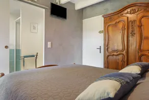 Bed and Breakfast 'Chambre Chataignier Avec Piscine' with Mountain View, Shared Pool and Wi-Fi - Image 4