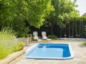 Voll ausgestattetes geräumiges Ferienhaus mit Grill, Garten und Terrasse - Image 2