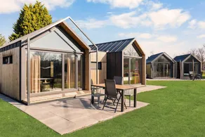 Experience tranquility and nature at the Cosy Family Lodge on Camping Si-Es-An. Luxury lodge for 6 people by the fishing pond. - Image 2