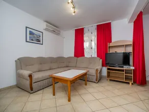 Holiday apartment with garden, pool & terrace - Image 4