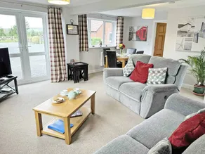 Cottage with garden - Image 2