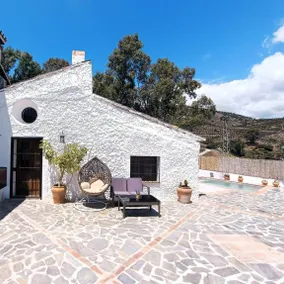 Lovely holiday home with barbeque & pool | Sea view | Dogs allowed - Image 2