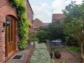 Cottage with garden - Image 2