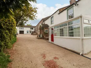 Cottage with garden & hot tub - Image 2